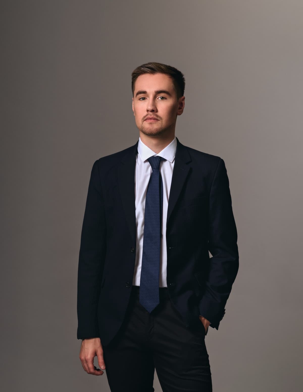 Murat Ushanov — Contacto