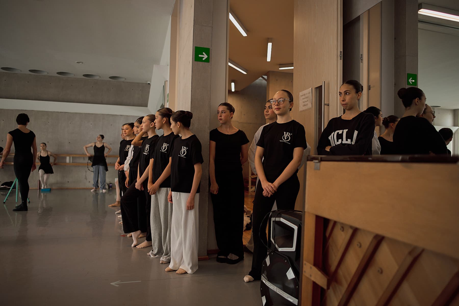 Alumnos en fila antes de entrar al estudio