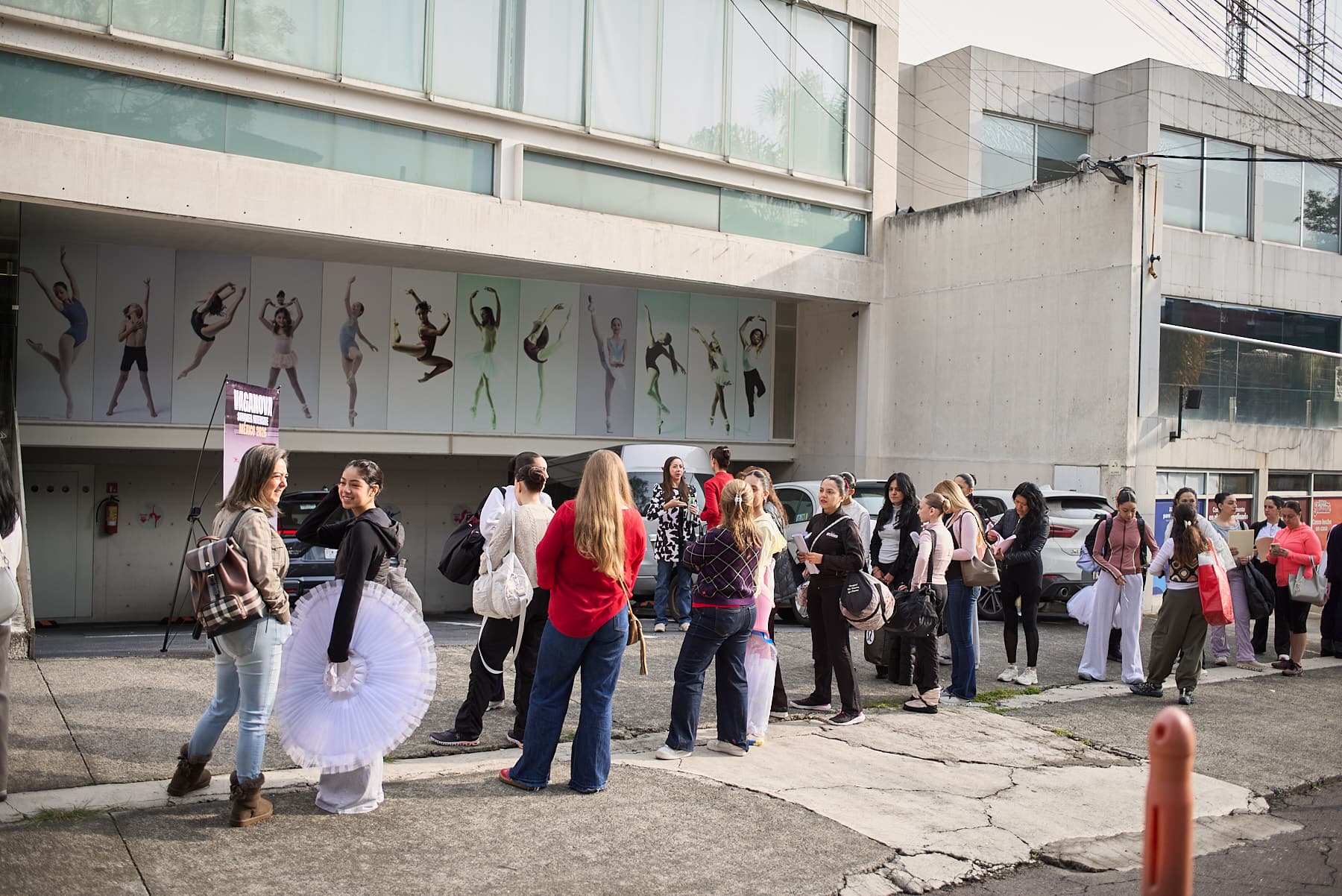 Alumnos y familias llegan a la sede