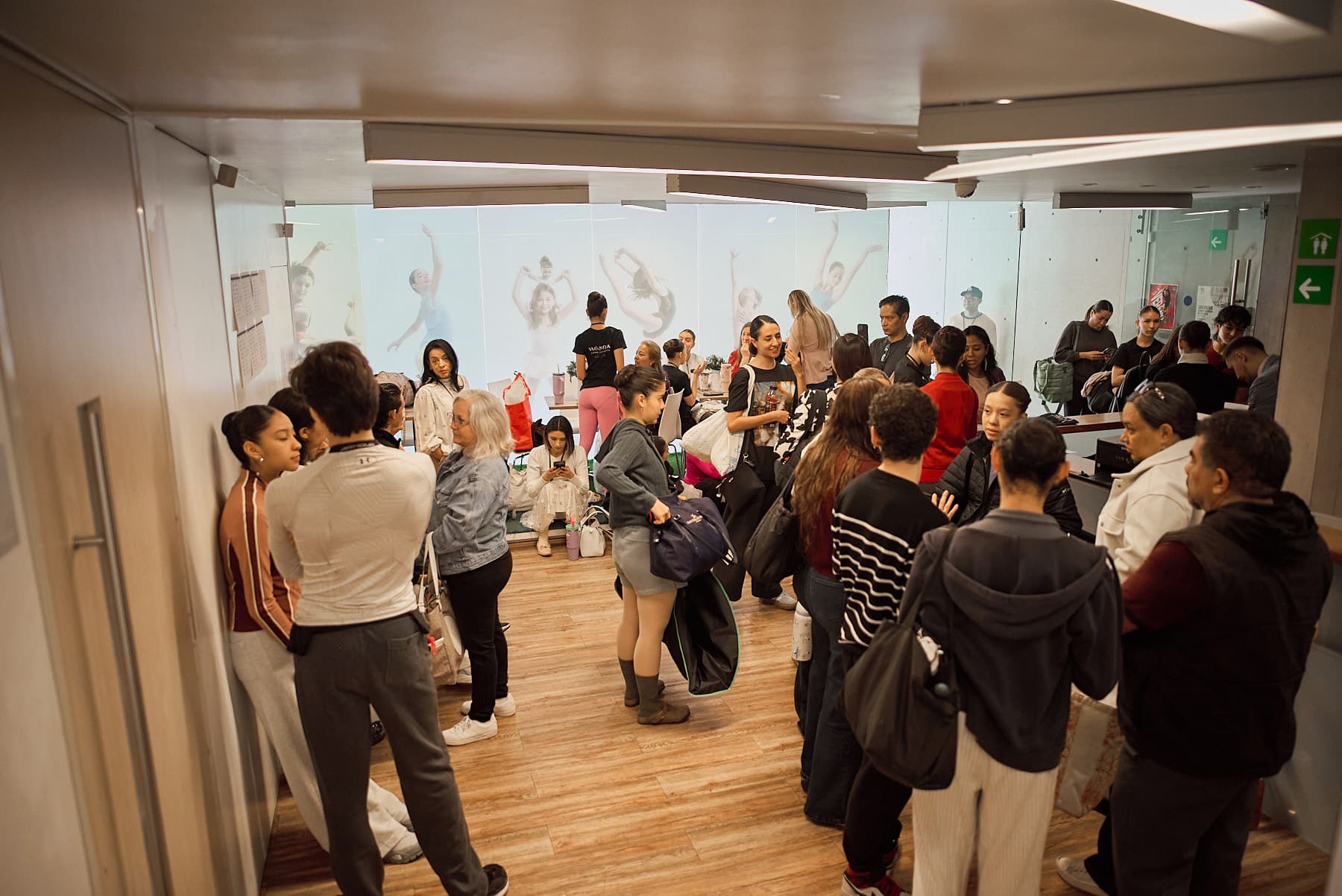 El lobby lleno de alumnos y familias