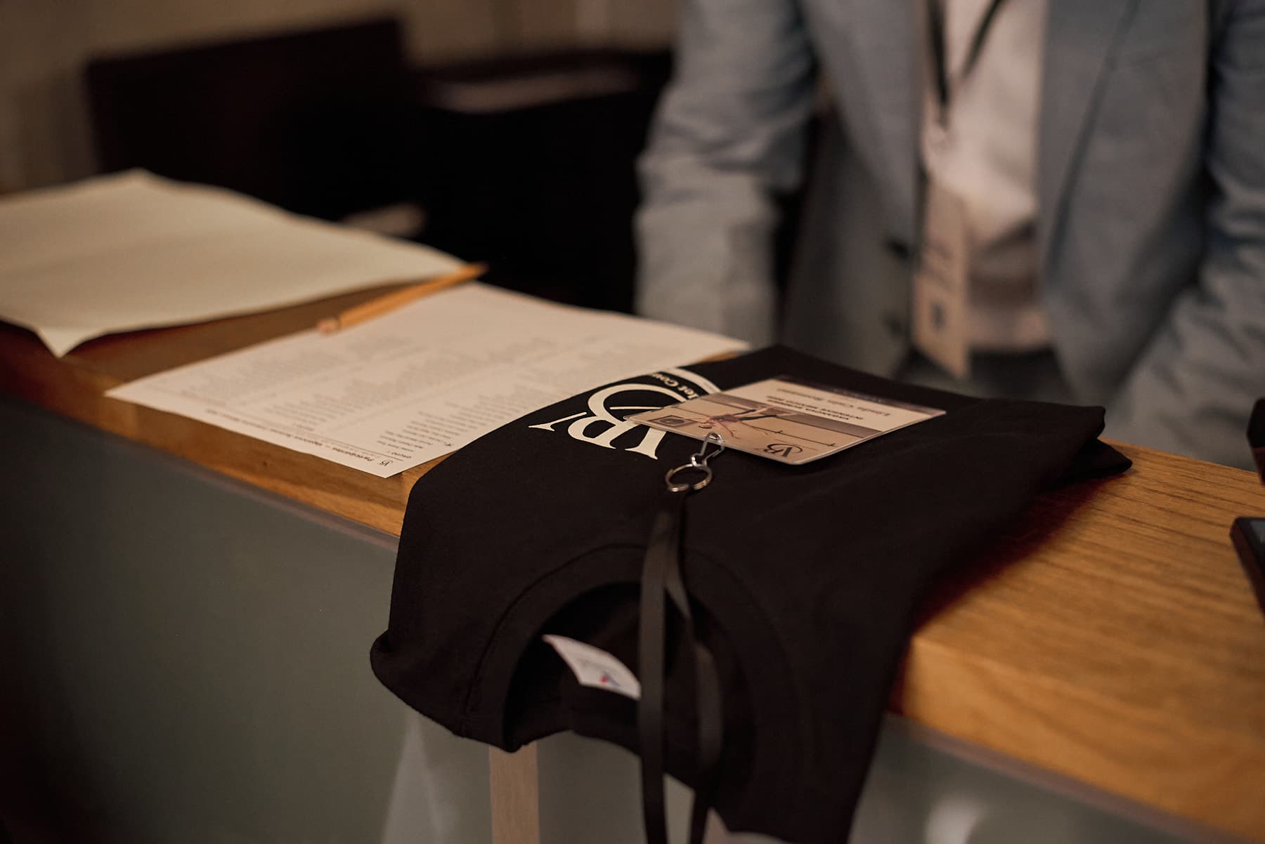 Mesa de registro con playera y gafete
